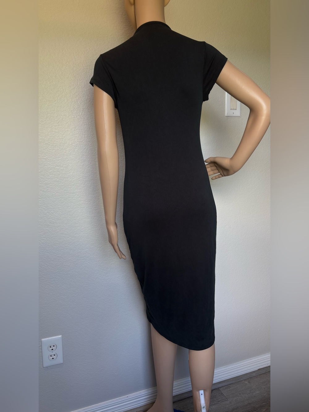 Ladies' Black Cap-Sleeve Midi Dress — Sleek Everyday Staple - Picture 6 of 11